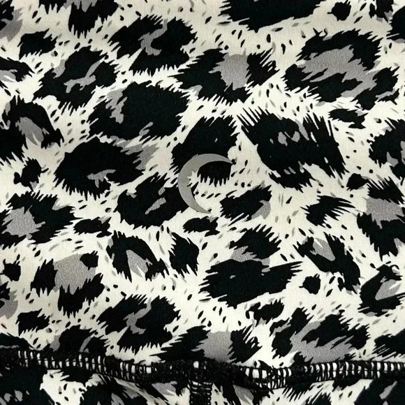 Zyia -  Snow Leopard Pocket Brilliant Hi-Rise Leggings - Picture 6 of 8